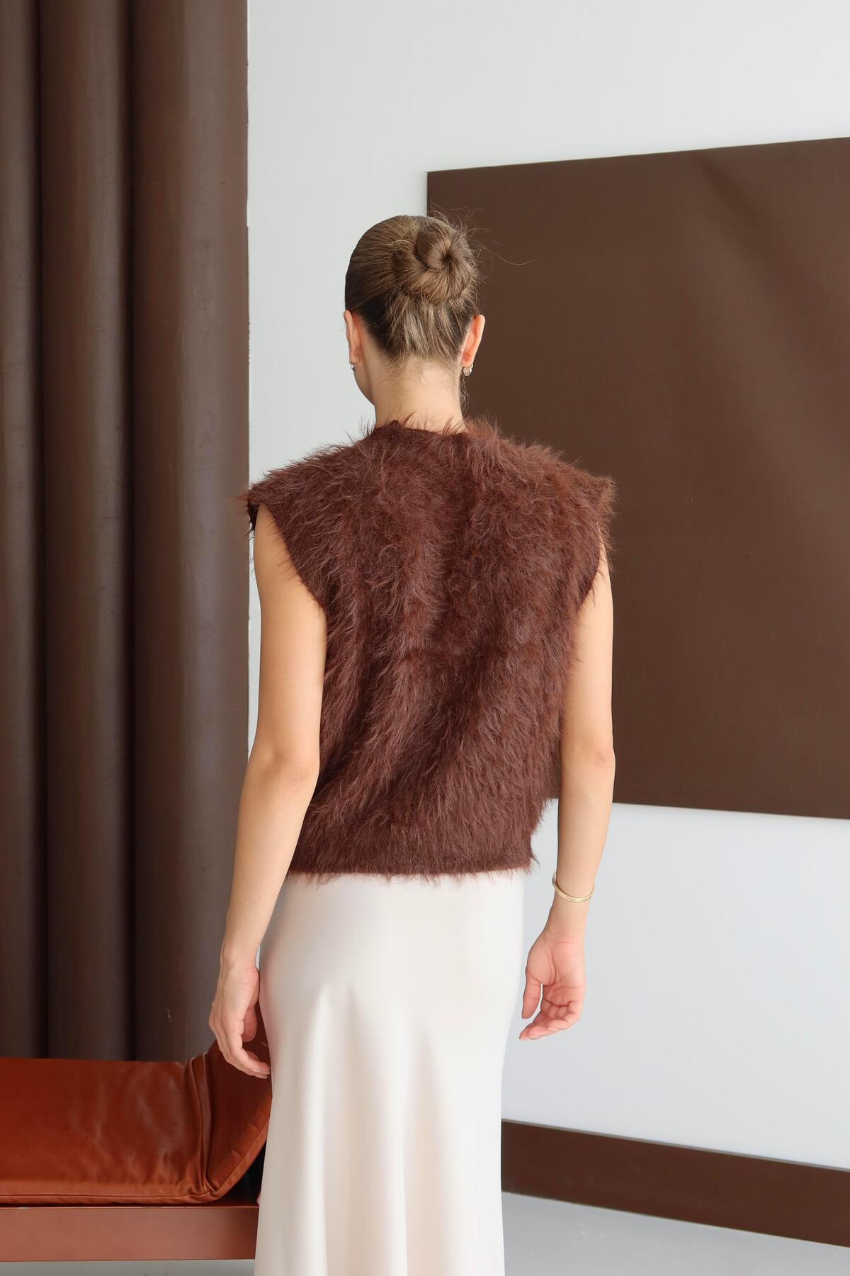 V Yaka Düğmeli Tüylü Triko Yelek