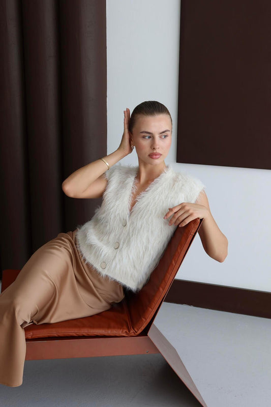 V Yaka Düğmeli Tüylü Triko Yelek