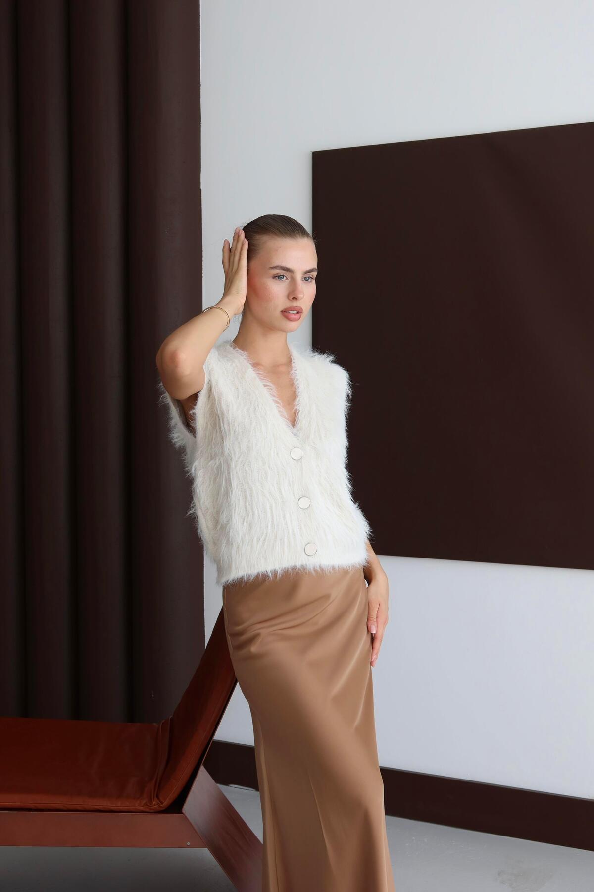 V Yaka Düğmeli Tüylü Triko Yelek