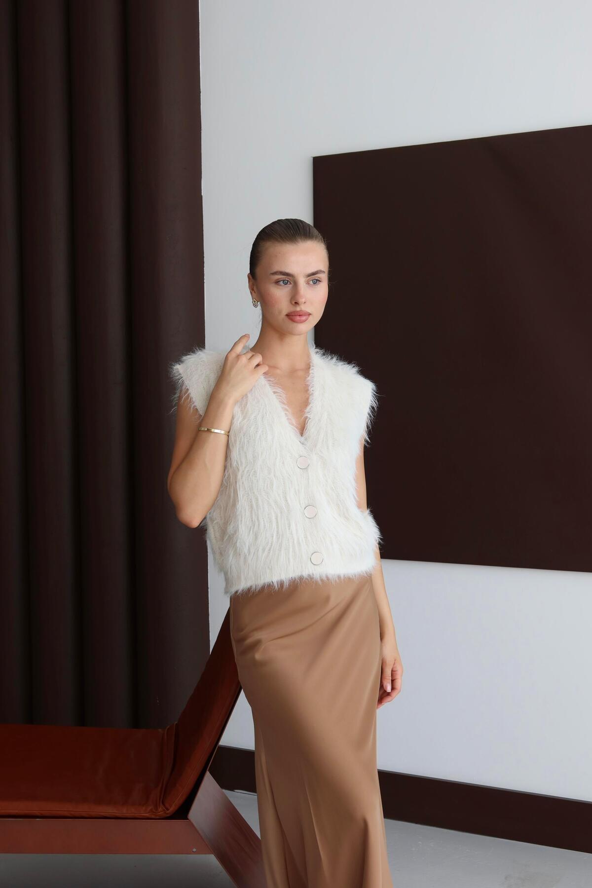 V Yaka Düğmeli Tüylü Triko Yelek