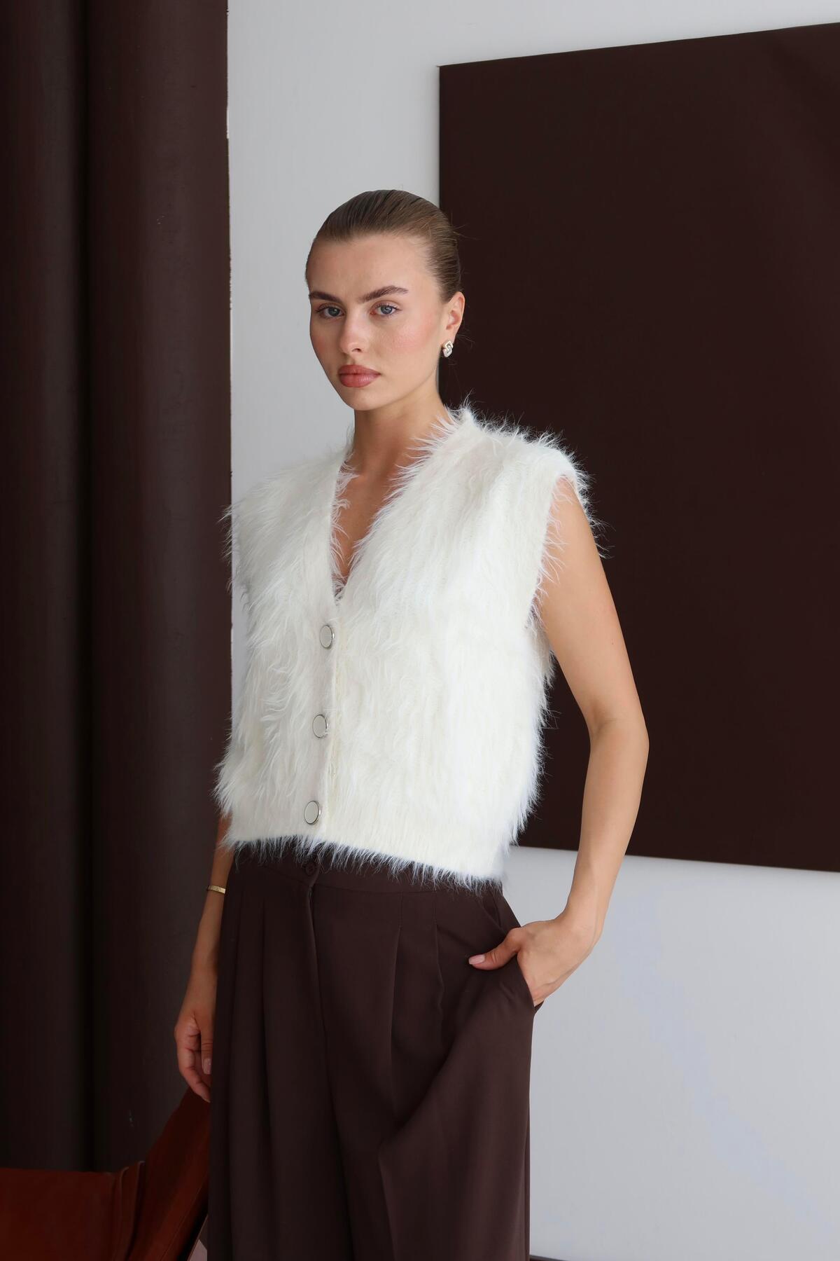 V Yaka Düğmeli Tüylü Triko Yelek