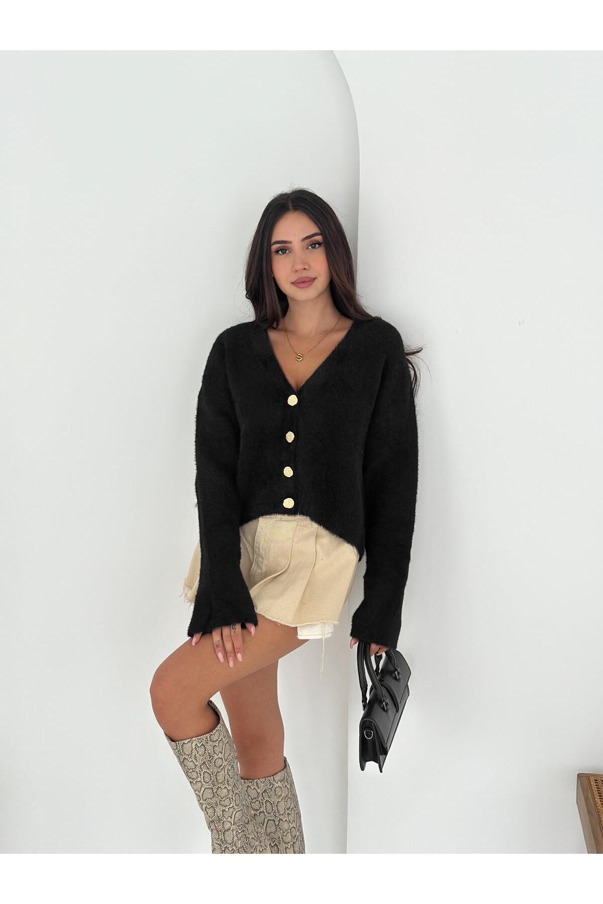 Yumuşak Dokulu V Yaka Gold Düğmeli Triko Hırka