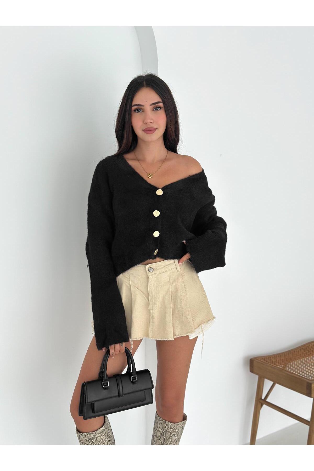 Yumuşak Dokulu V Yaka Gold Düğmeli Triko Hırka