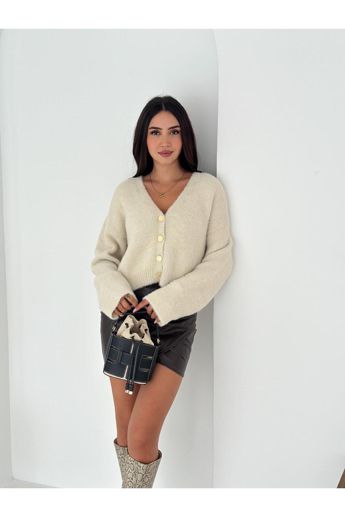 Yumuşak Dokulu V Yaka Gold Düğmeli Triko Hırka